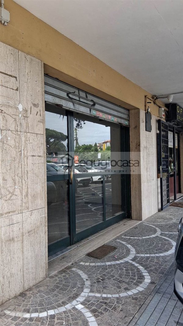 negozio in vendita a Roma in zona Tor di Quinto