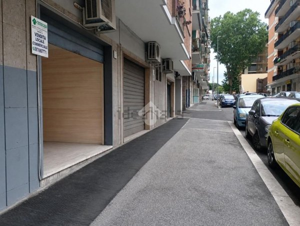 locale commerciale in vendita a Roma in zona Prenestino-Labicano