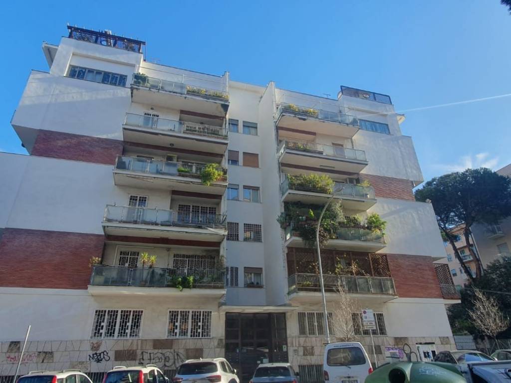 appartamento in vendita a Roma in zona Ardeatino