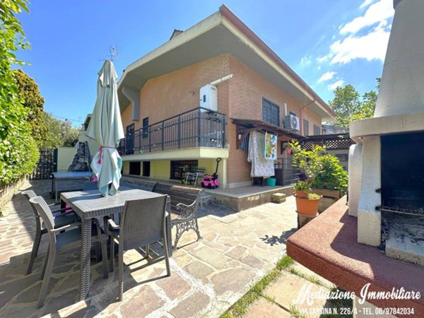 casa indipendente in vendita a Roma in zona Ostia