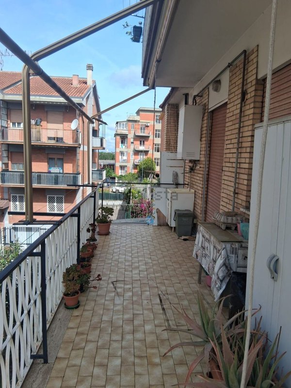 appartamento in vendita a Roma in zona Torre Angela