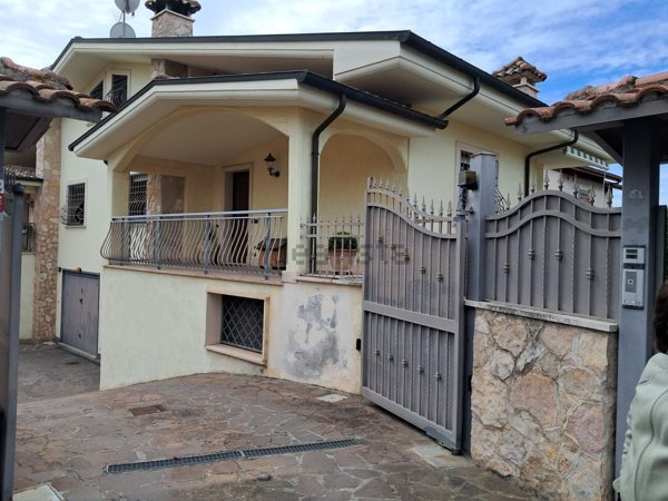 casa indipendente in vendita a Roma in zona Torre Gaia