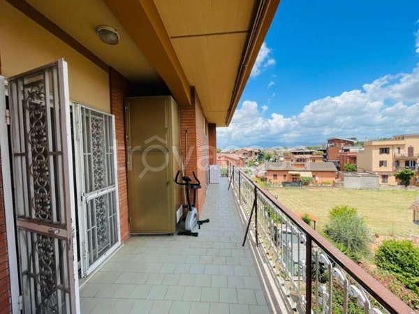 appartamento in vendita a Roma in zona Torre Angela