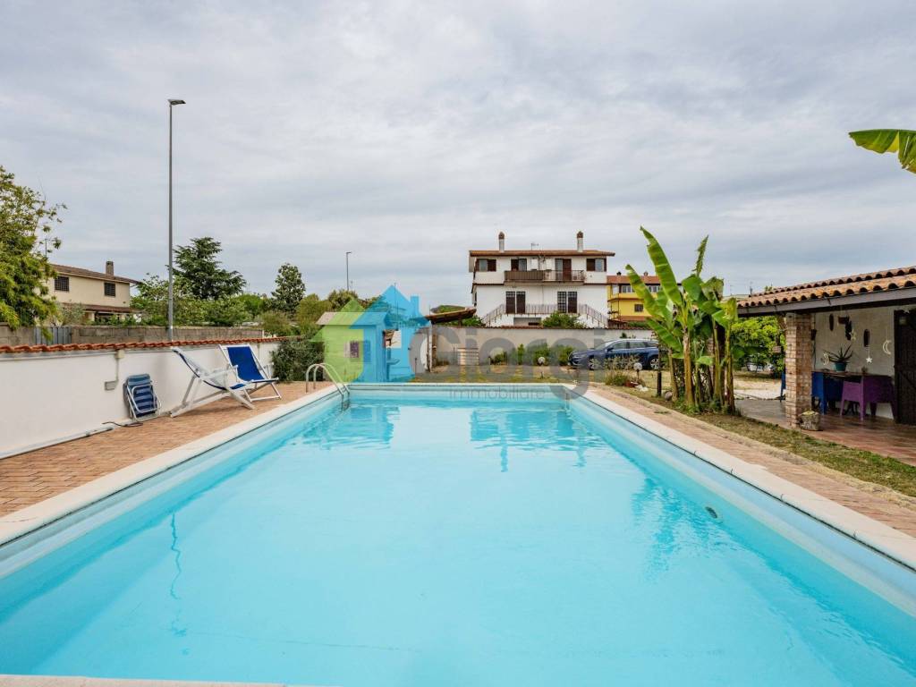 casa indipendente in vendita a Roma in zona Longarina