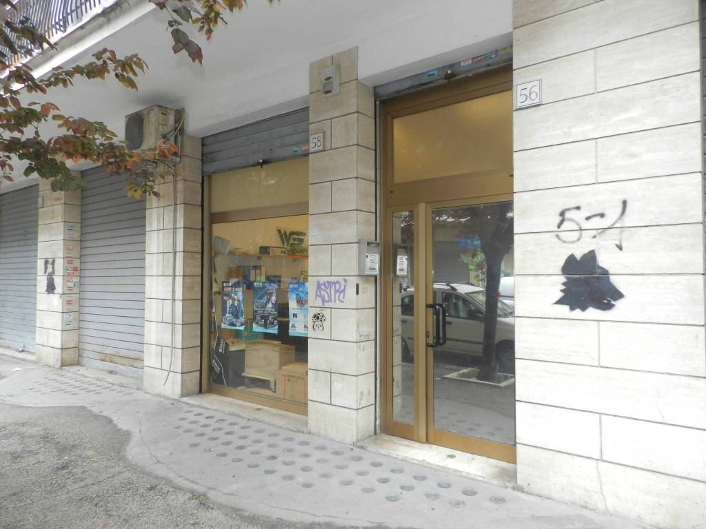 negozio in vendita a Roma in zona Portuense