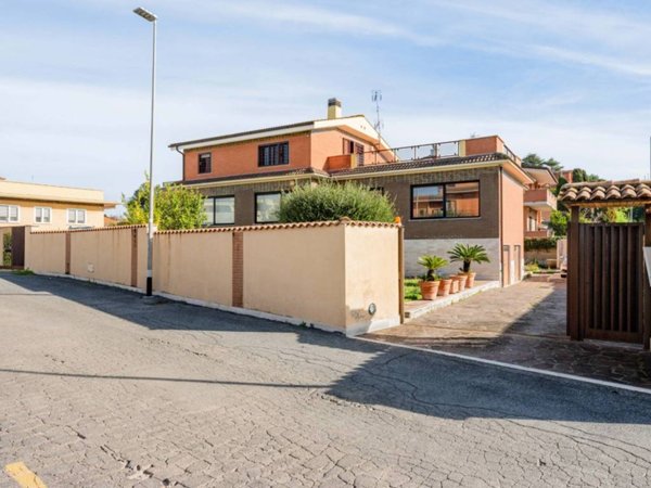 casa indipendente in vendita a Roma in zona Massimina/Casal Lumbroso