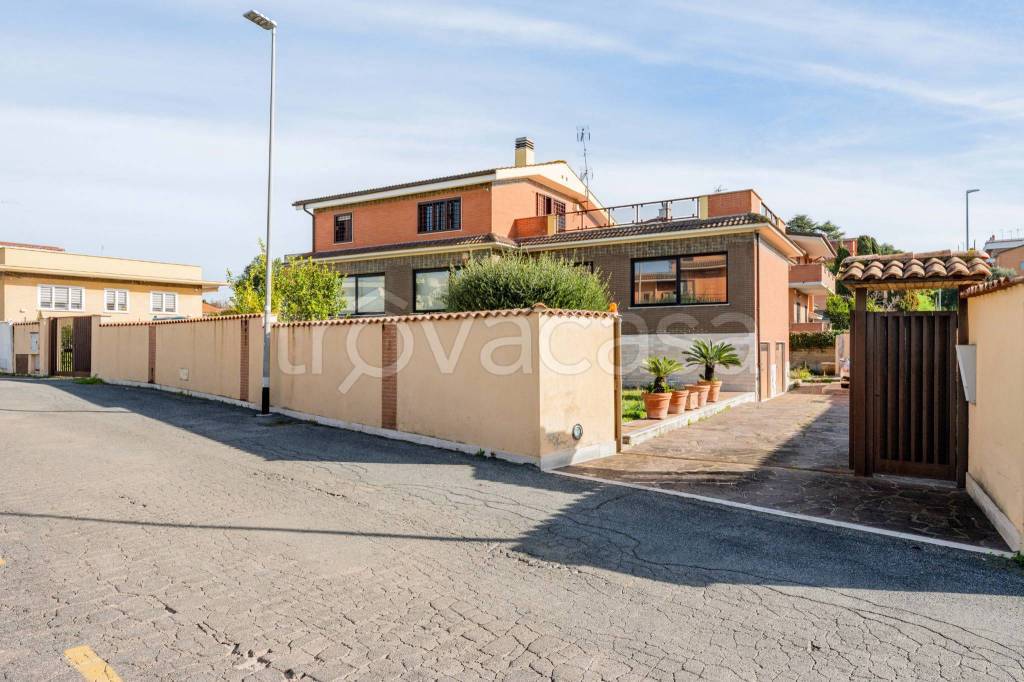 casa indipendente in vendita a Roma in zona Massimina/Casal Lumbroso