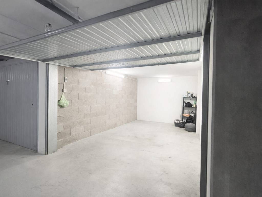 locale di sgombero in vendita a Roma in zona Castel Fusano