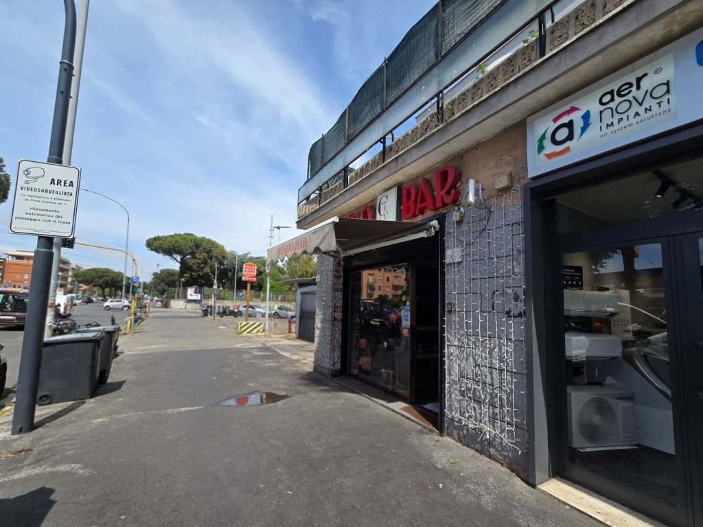 negozio in vendita a Roma in zona Appio Latino