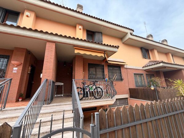 casa indipendente in vendita a Roma in zona Finocchio