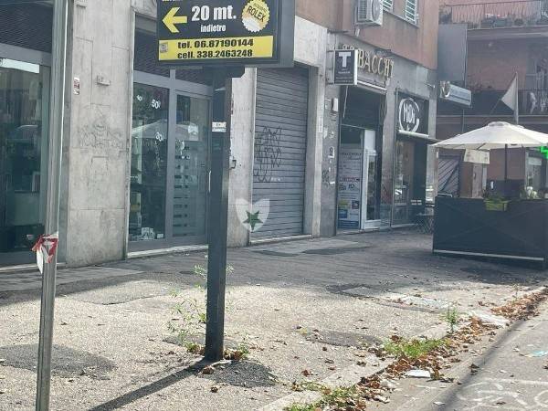 negozio in vendita a Roma in zona Monte Sacro/Talenti