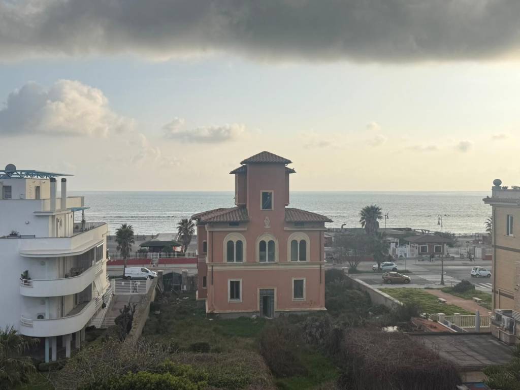 appartamento in vendita a Roma in zona Ostia