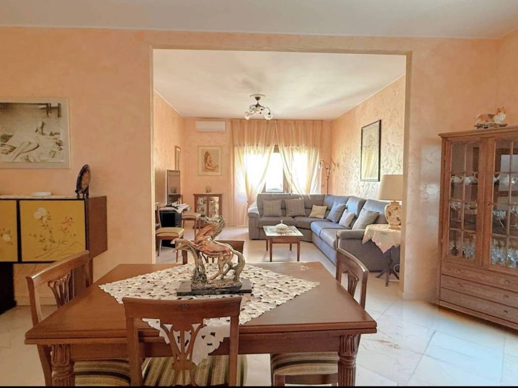 appartamento in vendita a Roma in zona Ardeatino