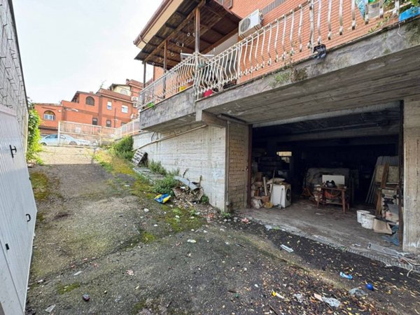 negozio in vendita a Roma in zona Finocchio