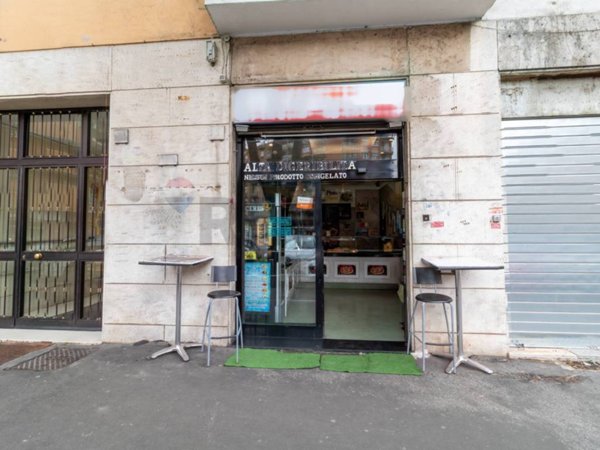 negozio in vendita a Roma in zona Tuscolano