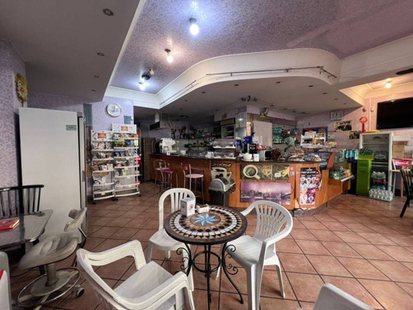 negozio in vendita a Roma in zona Cinecittà