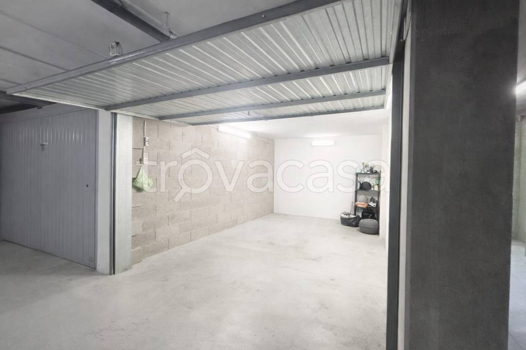 locale di sgombero in vendita a Roma in zona Ostia