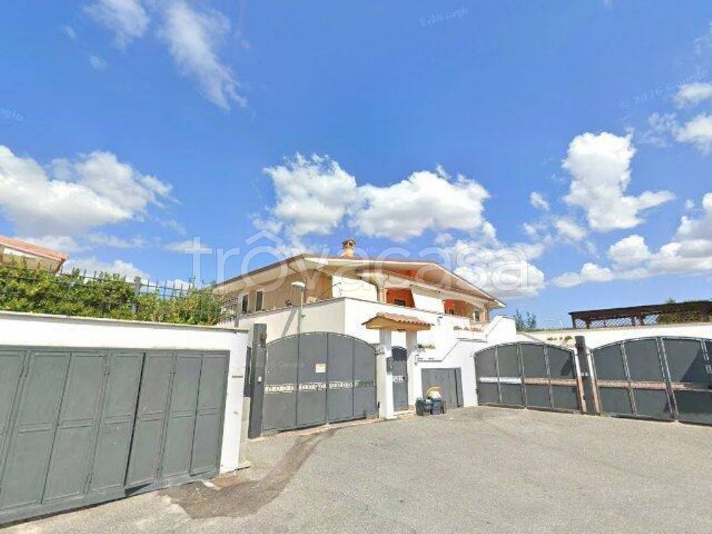 casa indipendente in vendita a Roma in zona Valle Santa