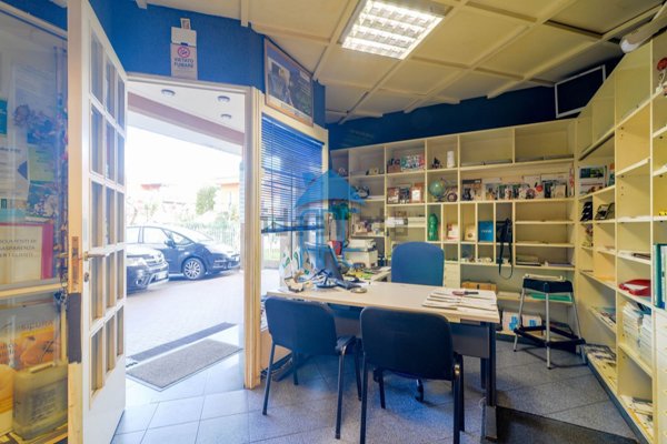 locale commerciale in vendita a Roma in zona Casal Morena