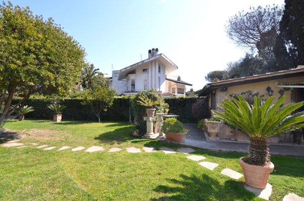 casa indipendente in vendita a Roma in zona Casal Palocco