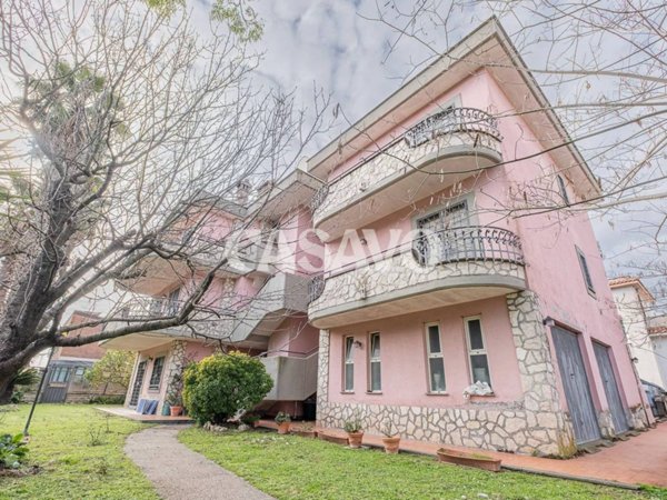 casa indipendente in vendita a Roma in zona Massimina/Casal Lumbroso