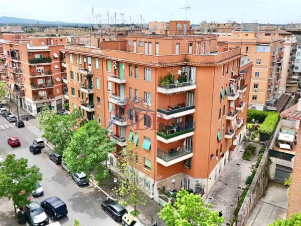 appartamento in vendita a Roma in zona Tuscolano