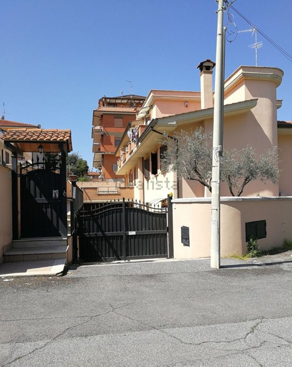 casa indipendente in vendita a Roma in zona Finocchio