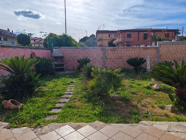 casa indipendente in vendita a Roma in zona Finocchio