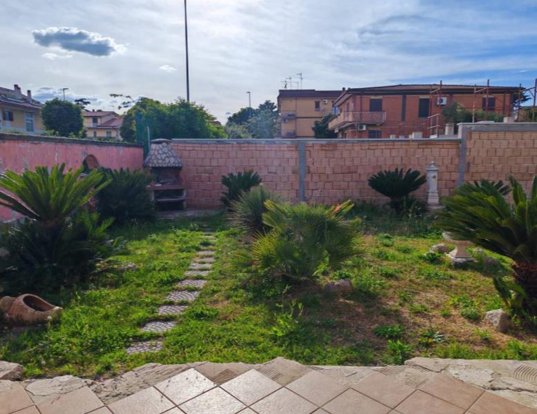 casa indipendente in vendita a Roma in zona Finocchio