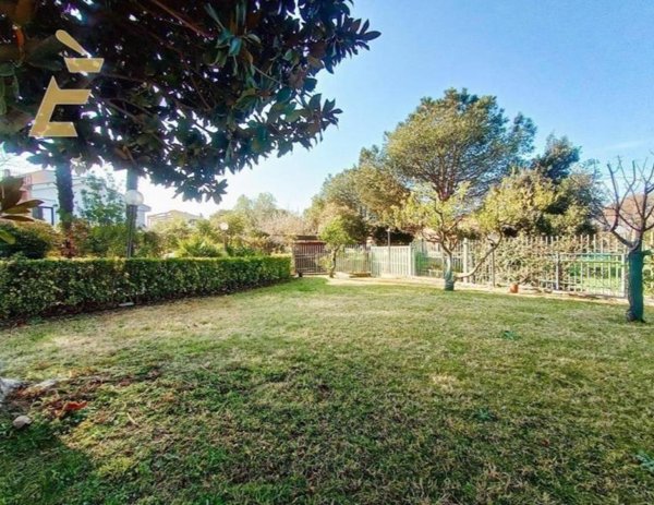 casa indipendente in vendita a Roma in zona Infernetto