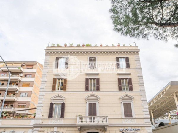 locale commerciale in vendita a Roma in zona Appio Latino