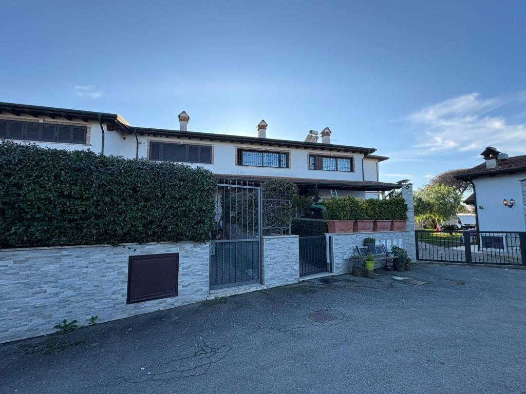 casa indipendente in vendita a Roma in zona Finocchio