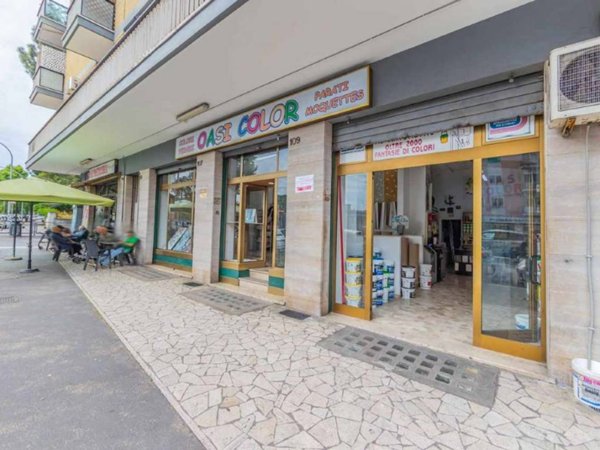 negozio in vendita a Roma in zona Cinecittà