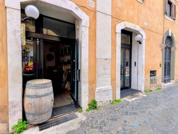 negozio in vendita a Roma in zona Trastevere