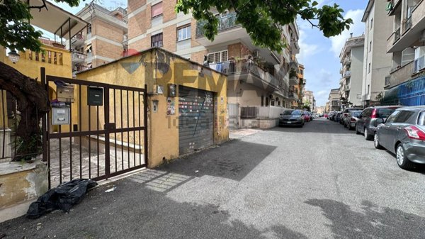locale di sgombero in vendita a Roma in zona Prenestino-Centocelle