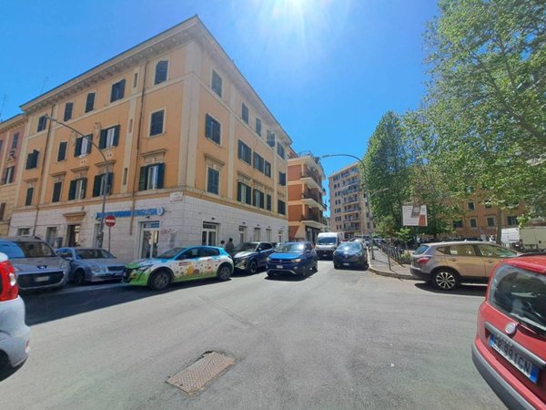 negozio in vendita a Roma in zona Cinecittà