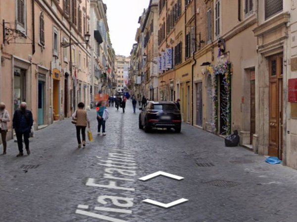 negozio in vendita a Roma in zona Trevi-Colonna