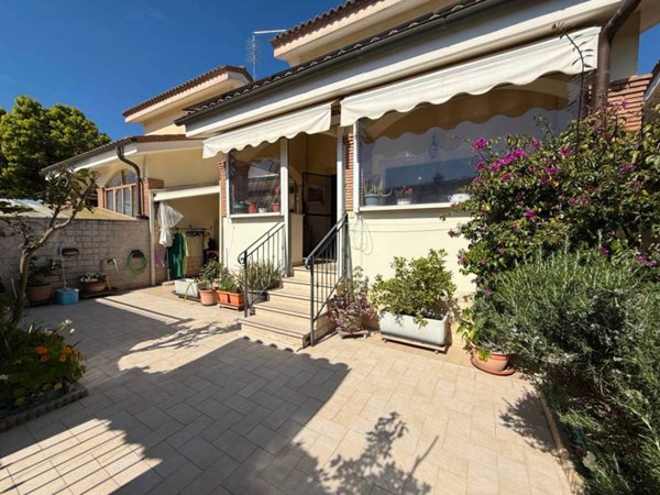 casa indipendente in vendita a Roma in zona Ostia Antica