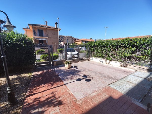 casa indipendente in vendita a Roma in zona Torre Angela