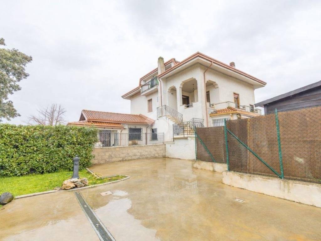 casa indipendente in vendita a Roma in zona Trigoria
