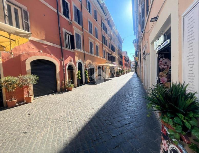 locale di sgombero in vendita a Roma in zona Campo Marzio