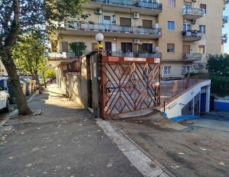 negozio in vendita a Roma in zona Tuscolano