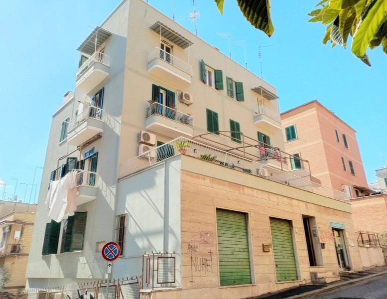 negozio in vendita a Roma in zona Prenestino-Centocelle