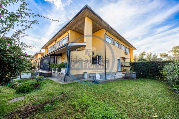 casa indipendente in vendita a Roma in zona Casal Palocco