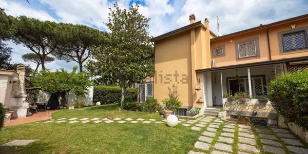 casa indipendente in vendita a Roma in zona Casal Palocco