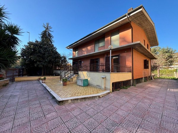 pentavano in vendita a Roma in zona Palmarola