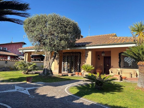 casa indipendente in vendita a Roma in zona Infernetto