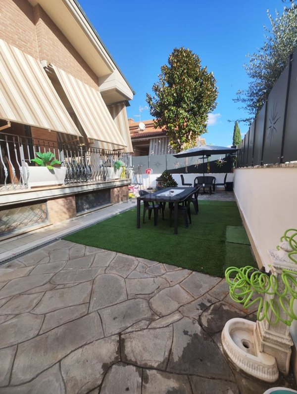 casa indipendente in vendita a Roma in zona Finocchio