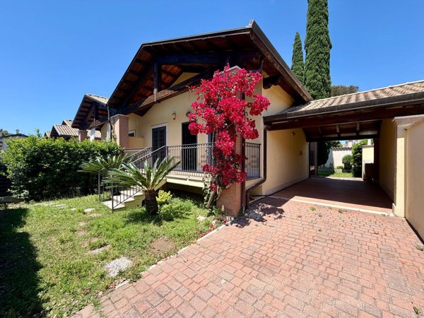 casa indipendente in vendita a Roma in zona Infernetto