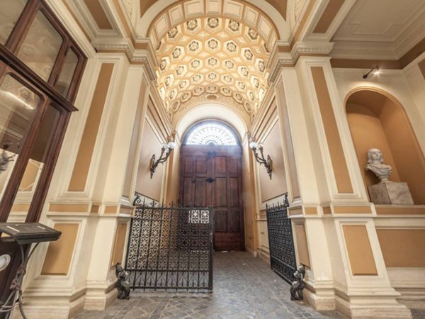 appartamento in vendita a Roma in zona Parione/Sant'Eustachio